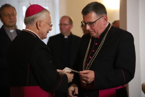 arcybiskup marek jędraszewski i ksiądz robert tyrała